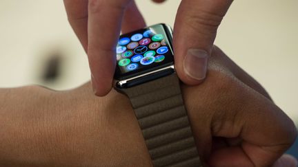 Un client essaie une Apple Watch,&nbsp;le 10 avril 2015, &agrave; Washington (Etats-Unis), avant de pouvoir l'acheter, le 24 avril. (NICHOLAS KAMM / AFP)