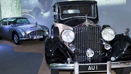 La Rolls Royce Phantom III de 1937 et l&#039;Aston Martin DB5 (1964) de &quot;Goldfinger&quot;
 (National Motor Museum)