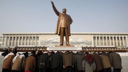 Nord-Coréens s'inclinant devant la statue en bronze du «Grand Leader» Kim Il-sung, fondateur de la République populaire démocratique de Corée, à Pyongyang le 26 février 2008. (Reuters - David Gray)