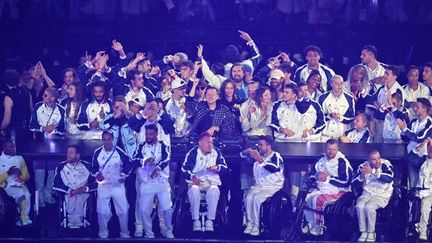 La dernière célébration des Bleus autour de Martin Solveig pendant la cérémonie de clôture des Jeux paralympiques 2024.