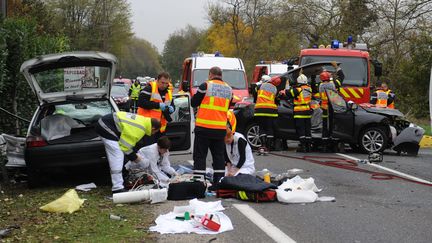 Des pompiers interviennent sur un accident mortel, le 13 d&eacute;cembre 2012 &agrave; Cessieu (Is&egrave;re).&nbsp; (MAXPPP)