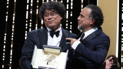 Le réalisateur Bong Joon-Ho et le président du Jury Alejandro Iñarritu (VALERY HACHE / AFP)