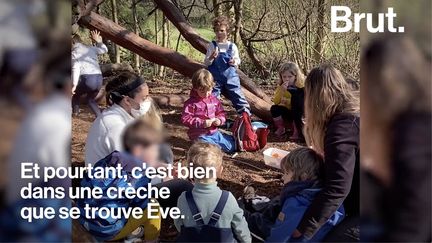 Ici, les enfants apprennent au contact de la nature dès le plus jeune âge. Leur crèche, c'est la forêt. Pendant ce temps-là, près de Genève...