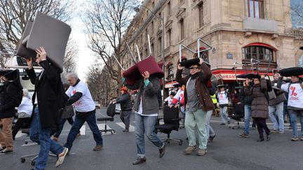 Procès Cahuzac : devant le Palais de justice, les "faucheurs de chaises" dénoncent l'évasion fiscale.