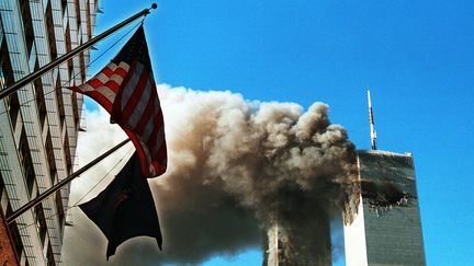 Les tours jumelles du World Trade Center en feu, le 11 septembre 2001, après l'attaque d'avions détournés par Al-Qaïda, à New York (Etats-Unis). (CRAIG ALLEN / GETTY IMAGES NORTH AMERICA / AFP)