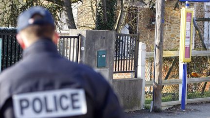 Un policier de dos en Seine-et-Marne, le 22 février 2013. (KENZO TRIBOUILLARD / AFP)