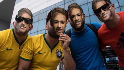 Des fans de Neymar, au Brésil, devant l'hôpital où aura lieu son opération. (NELSON ALMEIDA / AFP)