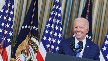 Le président américain Joe Biden se félicite du résultat de son parti au lendemain des élections de mi-mandat, le 9 novembre 2022, à Washington. (MANDEL NGAN / AFP)