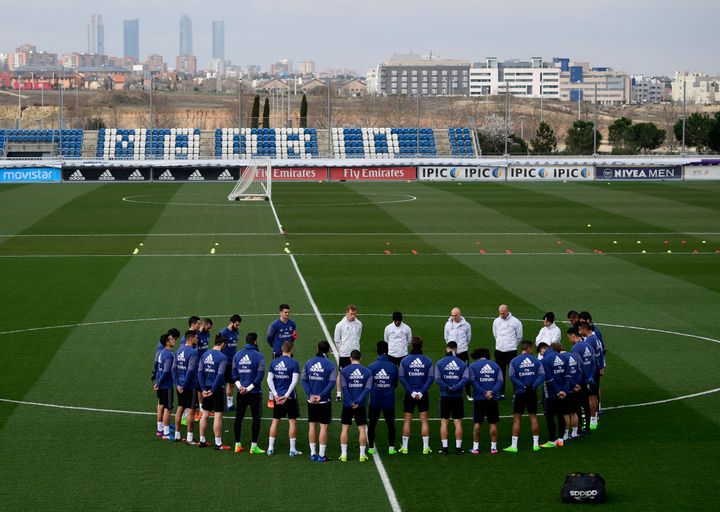 A l'entraînement, les joueurs du Real Madrid ont respecté une minute de silence à la mémoire de Raymond Kopa, décédé ce vendredi à l'âge de 85 ans.