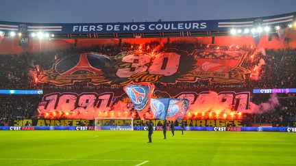 Les supporters du Paris-Saint-Germain célèbrent&nbsp;les 30 ans du "virage auteuil", le samedi 20 novembre 2021. (MATTHIEU MIRVILLE / MATTHIEU MIRVILLE)