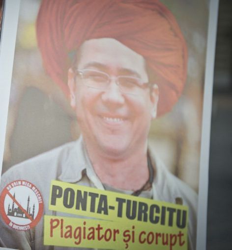 Manifestation contre la construction d'une mosquée à Bucarest. Le Premier ministre roumain Victor Ponta cristallise les passions. (AFP PHOTO DANIEL )