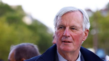 Le Premier ministreMichel Barnier assiste au défilé des athlètes français ayant participé aux Jeux olympiques et paralympiques de Paris 2024 sur l'avenue des Champs-Élysées, à Paris, le 14 septembre 2024. (SARAH MEYSSONNIER / POOL)