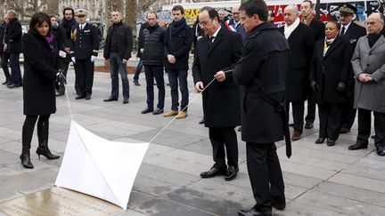  (Une plaque en hommage des victimes des attentats découverte place de la République à Paris © REUTERS / Philippe Wojazer)