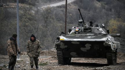 Des soldats arméniens, dans la région du Haut-Karabakh,&nbsp;le 12 novembre 2020, trois jours après la signature d'un cessez-le-feu avec Azerbaïdjan. (ALEXANDER NEMENOV / AFP)