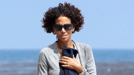 On connaissait Halle Berry le cheveu court et plus ou moins raide. Elle nous appara&icirc;t cette semaine arborant une tignasse toute boucl&eacute;e. Encore un miracle hollywoodien... (WENN / SIPA)