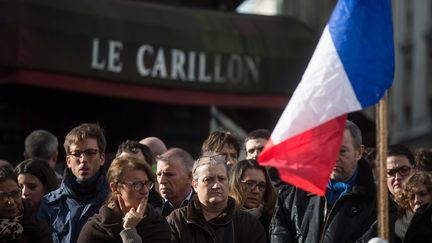 Des personnes se recueillent devant le restaurant Le Carillon à Paris, lundi 16 novembre, où des attaques terroristes ont eu lieu vendredi 13 novembre 2015. (MAXPPP)