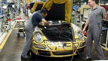 Une chaîne de montage à l'usine Porsche à Zuffenhausen (Allemagne). (MAXPPP)