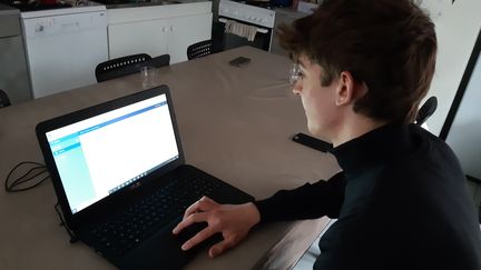 Lucas, en classe de terminale littéraire, se connecte à son espace pédagogique. (JÉRÔME JADOT / RADIO FRANCE)