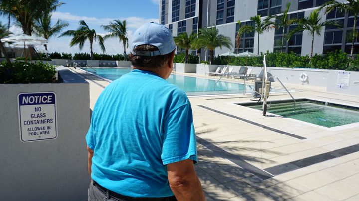 Jairo Enrique Gutierrez montre la piscine et le jacuzzi, accessibles aux personnes à mobilité réduite, du complexe Block 55, le 3 octobre 2024, à Miami. (MARIE-VIOLETTE BERNARD / FRANCEINFO)