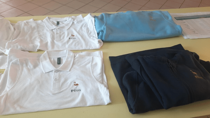 Uniforms for children attending La Guette school in Pérols. (CLAIRE MOUTARDE / RADIOFRANCE)