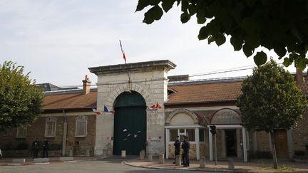 L'entrée de la prison de Fresnes dans le Val-de-Marne. (PATRICK KOVARIK / AFP)