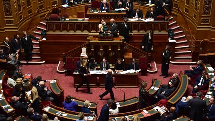 Un vote se déroule au Sénat, à Paris, le 2 octobre 2017. (CHRISTOPHE ARCHAMBAULT / AFP)