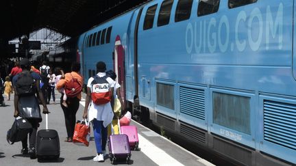 Des voyageurs à l'arrivée du TGV Ouigo Paris-Toulouse en gare de Toulouse-Matabiau, le 6 juillet 2019. (MAXPPP)