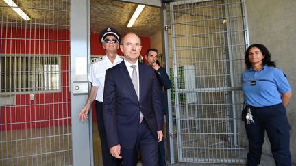 Jean-Jacques Urvoas le 1er septembre 2016 en visite à la prison de Béziers (SYLVAIN THOMAS / AFP)