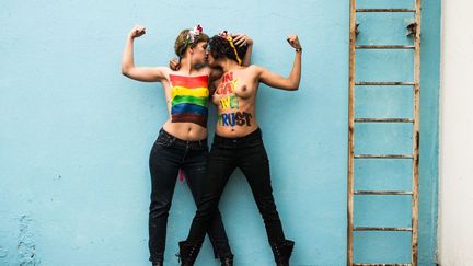 Manifestation militante de Femen. Ce mouvement, qui se veut féministe, utilise la nudité des seins pour faire passer des messages politiques. Ici, elles ont écrit sur leur corps «In gay we trust», détournant la devise américaine, en soutien aux homosexuels. (Jf Baecker / Hans Lucas )