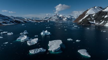 Observation de la fonte des icebergs dans le cadre de la septième expédition scientifique nationale en Antarctique, le 15 février 2023 sur l'île Horseshoe. (SEBNEM COSKUN / ANADOLU AGENCY via AFP)