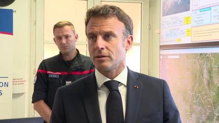 Emmanuel Macron au Centre opérationnel de gestion interministérielle des crises