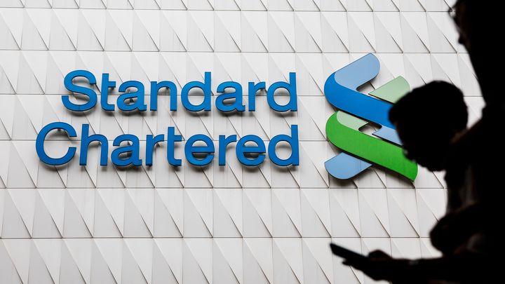 Logo de la banque Standard Chartered, mise en cause dans les FinCEN Files, à Hong Kong, le 2 août 2017. (ISAAC LAWRENCE / AFP)