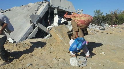 &nbsp; (Retour d'habitants dans ce qui reste du village de Karia El Badaouyia © RADIO FRANCE | Etienne Monin)