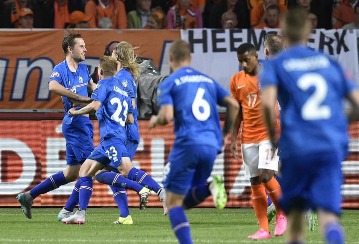 Le milieu de terrain islandais (à gauche) Gylfi Sigurdsson fête son but contre les Pays-Bas, le 3 setembre 2015 à Amsterdam. (JOHN THYS / AFP)