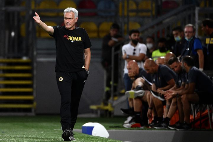 José Mourinho sur le banc romain lors d'un match amical, le 25 juillet 2021. (FILIPPO MONTEFORTE / AFP)