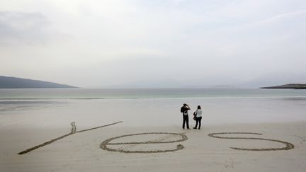 Le mot "Yes" est dessin&eacute; sur le sable de la&nbsp;Luskentyre beach sur l'&icirc;le &eacute;cossaise de Harris dans les H&eacute;brides ext&eacute;rieures, le 12 septembre 2014. (CATHAL MCNAUGHTON / REUTERS)