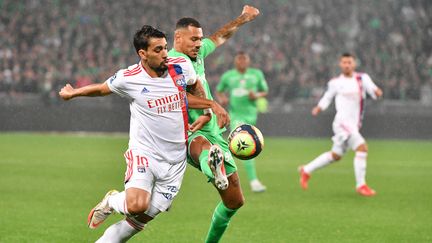 Lucas Paqueta au duel face à&nbsp;Timothee Kolodziejczak dans le derby entre Lyon et Saint-Etienne.&nbsp; (PHILIPPE DESMAZES / AFP)