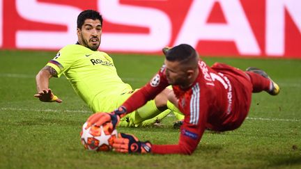 Le gardien de l'Olympique lyonnais&nbsp;Anthony Lopes&nbsp;arrête la balle de l'attaquant du FC Barcelone&nbsp;Luis Suarez, le 19 février 2019, lors du 8e de finale aller de Ligue des chamions au&nbsp;Groupama Stadium de Décines-Charpieu. (FRANCK FIFE / AFP)