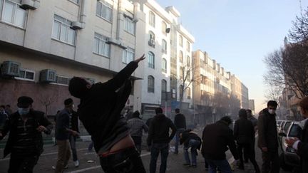 Manifestants dans une rue de Téhéran, lundi 14 février 2011. (AFP)