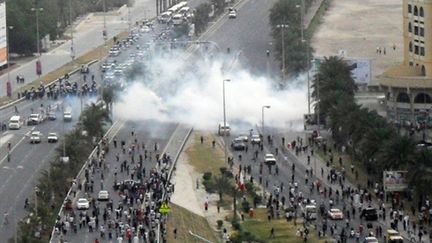 Nuage de gaz lacrymogène à Manama, le 13 mars 2011. (AFP PHOTO/STR)