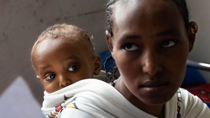 Une mère et son bébé attendent de recevoir un traitement à l'hôpital de Mekele, la capitale de la région du Tigré, en Ethiopie, où des femmes ont été violées par des soldats, selon un rapport onusien. (XIMENA BORRAZAS / MAXPPP)