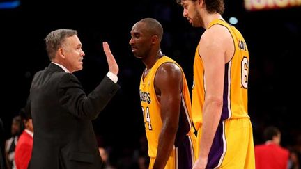 Mike D'Antoni, entraîneur des Lakers, donne ses conseils à Bryant et Gasol