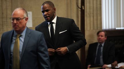 Le chanteur R. Kelly, le 22 mars 2019 à Chicago (Etats-Unis). (E. JASON WAMBSGANS / AFP)