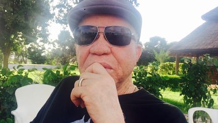 Le célèbre chanteur Salif Keita, à son domicile près de Bamako (FRANÇOIS-XAVIER FRELAND / RADIOFRANCE)