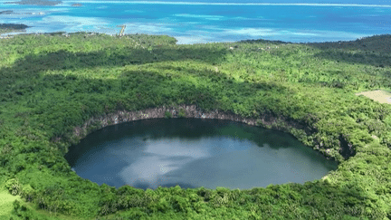 Wallis et Futuna : à la découverte de la pêche au harpon et du lac Lalolalo (France 2)