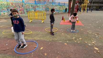 Les élèves de CP de l'école Paul-Bert, à Nogent-Sur-Marne, en pleine séance de sport dans la cour. (FANNY LECHEVESTRIER / RADIO FRANCE)