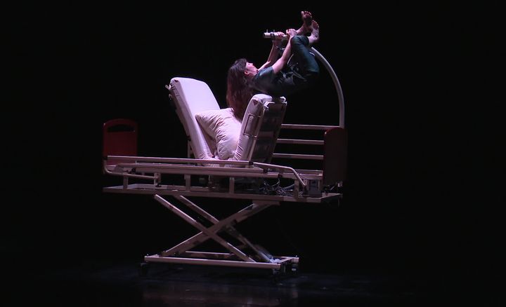 Malgré le handicap qui subsiste, Alice Barraud a réussi à renouer avec son métier d'acrobate pour l'intégrer à son spectacle. (C. Behr / France Télévisions)