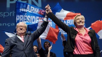 Jean-Marie Le Pen et sa fille, Marine, à Nice, le 30 mars 2012. (BORIS HORVAT / AFP)