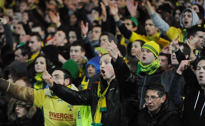 Les supporters de Nantes r&eacute;clament une faute, lors de la demi-finale de la Coupe de la Ligue Nantes-PSG, le 4 f&eacute;vrier 2014.&nbsp; (JEAN-FRANCOIS MONIER / AFP)