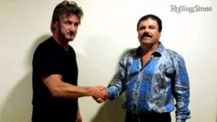 Capture d'écran montrant en 2015 la poignée de mains entre l'acteur américain&nbsp;Sean Penn et El Chapo, fugitif à l'époque (REUTERS)